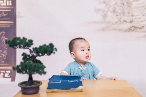 延边怀孕肚子中间凹两边凸